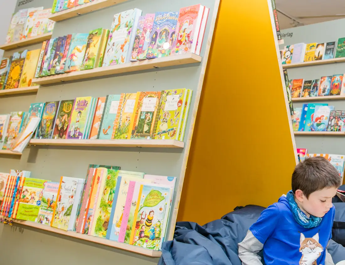 Foto eines Stands auf der Münchner Bücherschau Junior © Gmeinwieser