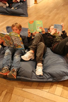 Ausstellung lesende Jungs 2
