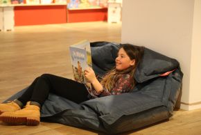 Ausstellung lesendes Mädchen 1