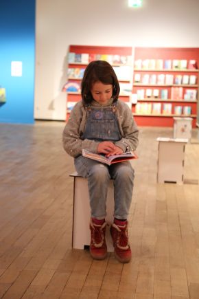 Ausstellung lesendes Mädchen 2