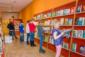 Kinder lesend im Stehen