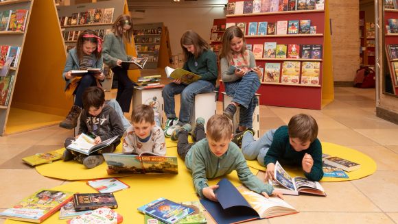 Kinder lesen in der Muenchner Buecherschau junior